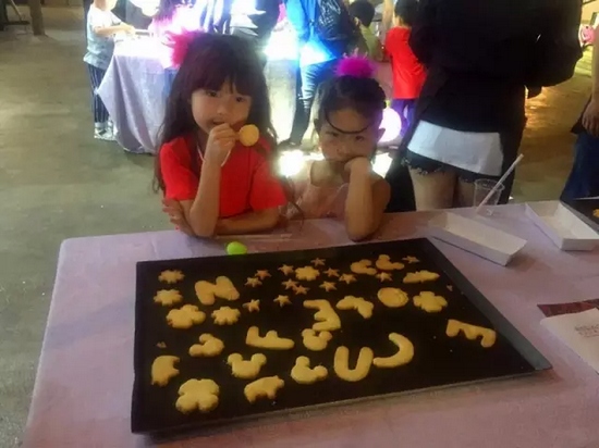 烤制好的餅干，發(fā)揮想象力，畫上美麗的圖案