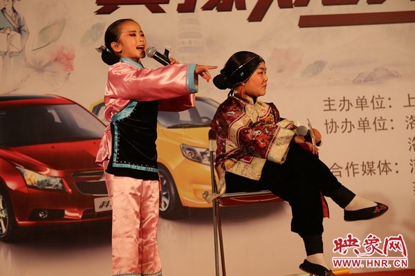 兩個小演員的表演活潑，惹得觀眾連連叫好。