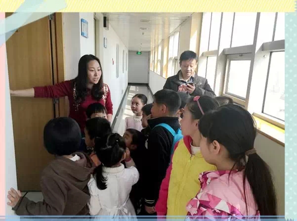 “別擠！”丁蘭姐姐說，這里就是電臺的總控機房，很重要的地方哦！