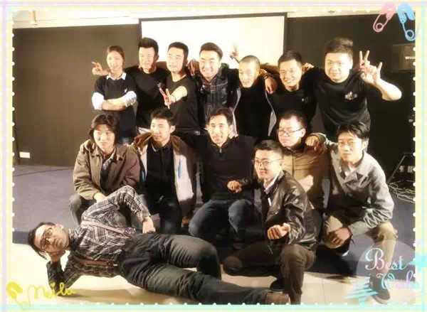 表演結(jié)束，看這哥們兒，為了和演員合影也是蠻拼的！