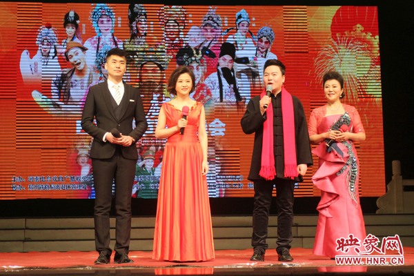 戲迷春晚主持人月陽（右二）、李亞楠（右一）、王巖（左二）、王曉凡（左一）