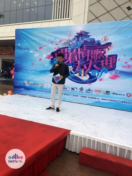 路飛冒雨主持，心中火熱的根本不需要雨傘啦！