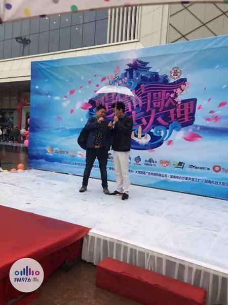 這位男士向遠(yuǎn)在家鄉(xiāng)的妻子隔空表白，勇氣真是大大的，您對(duì)妻子的愛，已經(jīng)超越萬水千山。