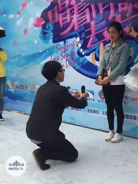 蘇世龍手捧戒指，單膝跪地向夢(mèng)夢(mèng)求婚，夢(mèng)夢(mèng)激動(dòng)的說不出話來，點(diǎn)頭答應(yīng)~