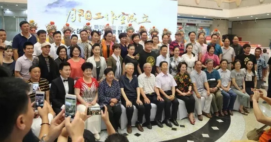 諸多藝術(shù)家和社會(huì)各界人士以及唐派弟子、戲迷到場祝賀