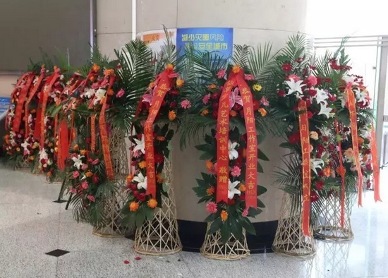 “月陽工作室”團(tuán)隊(duì)成員、戲曲志愿者及社會(huì)各界送來的祝?；ɑ@