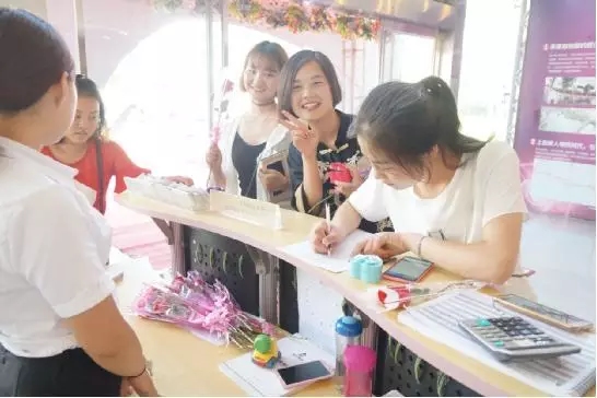 到場嘉賓均獲得巧克力一盒，女士另外還獲得獲得玫瑰花一支。