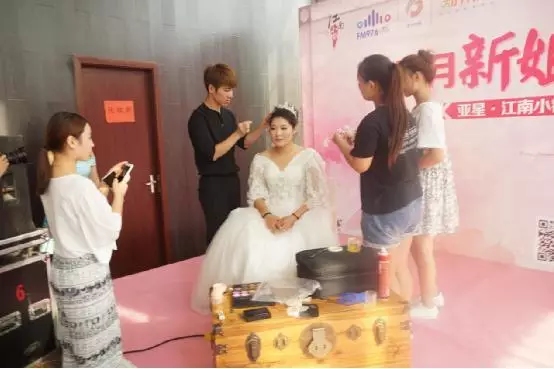 幸運嘉賓在現(xiàn)場獲得造型師帶來的專業(yè)化妝造型和婚紗攝影服務(wù)