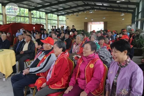 臺上展風(fēng)采，臺下笑開懷