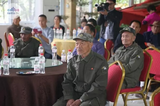 臺上展風(fēng)采，臺下笑開懷