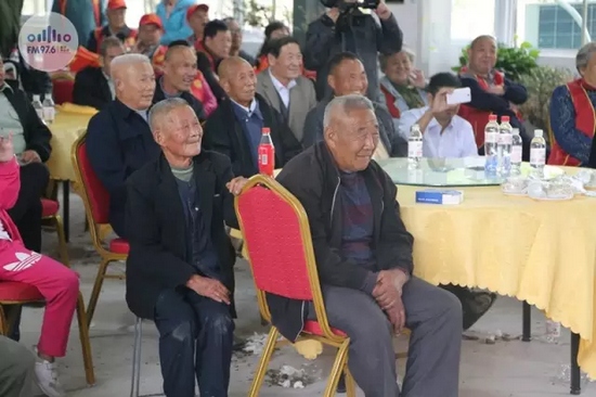 臺上展風(fēng)采，臺下笑開懷