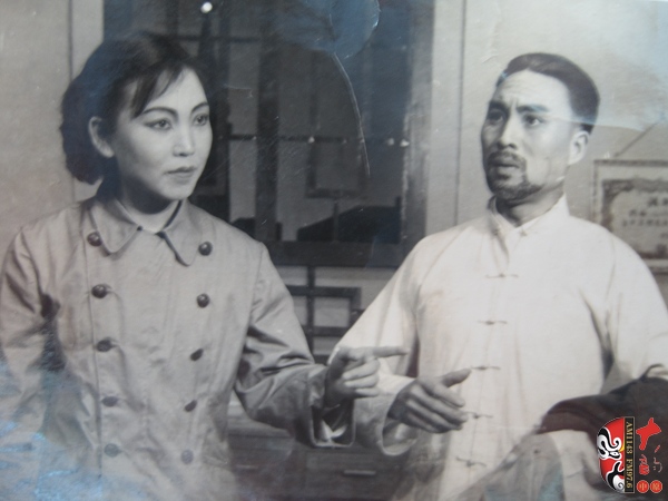 方玉蘭、杜世杰在現(xiàn)戲《在兩條戰(zhàn)線上》中