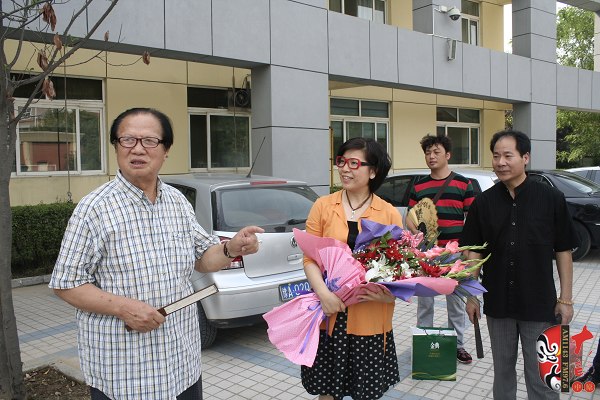  左起：著名豫劇表演藝術(shù)家賈庭聚、河南電臺(tái)戲曲廣播總監(jiān)木子、唐派再傳弟子郭志成等待看望馬云玲女士