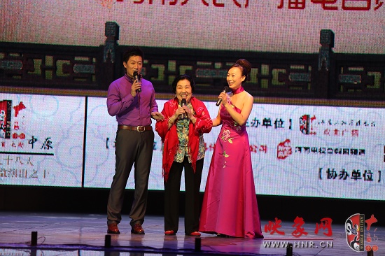 著名越調(diào)表演藝術(shù)家、越調(diào)皇后毛愛蓮（中）