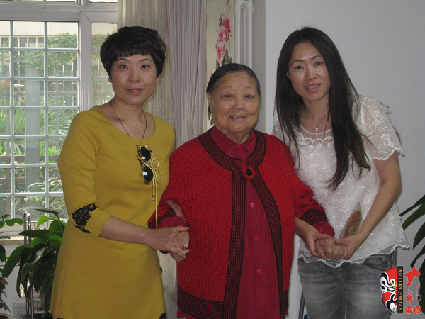 河南電臺戲曲廣播總監(jiān)木子（左)、央視戲曲頻道欄目總編李穎（右）與馬金鳳（中）合影