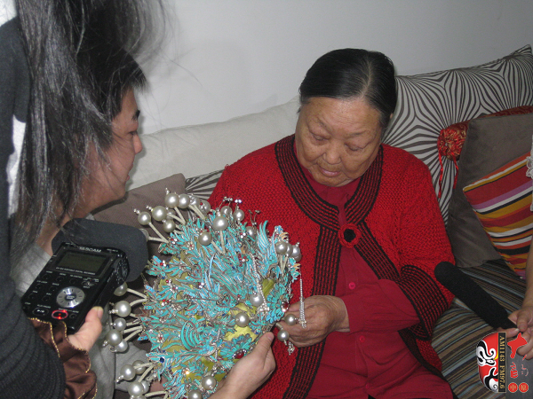 又看到梅蘭芳送給自己的鳳冠，老太太很激動
