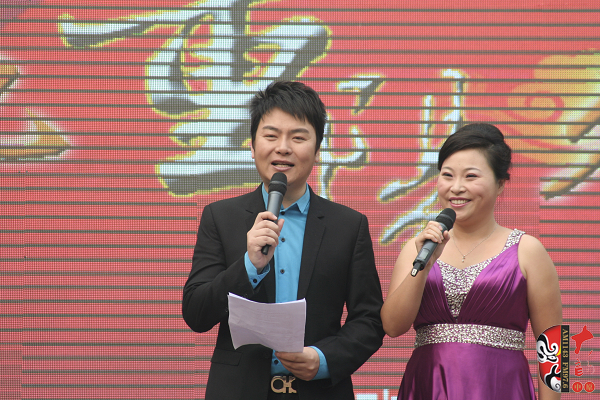 活動(dòng)由著名戲曲節(jié)目主持人，河南電臺戲曲廣播當(dāng)家小生月陽（左）戲曲廣播《票友排行榜》主持人丁蘭（右）主