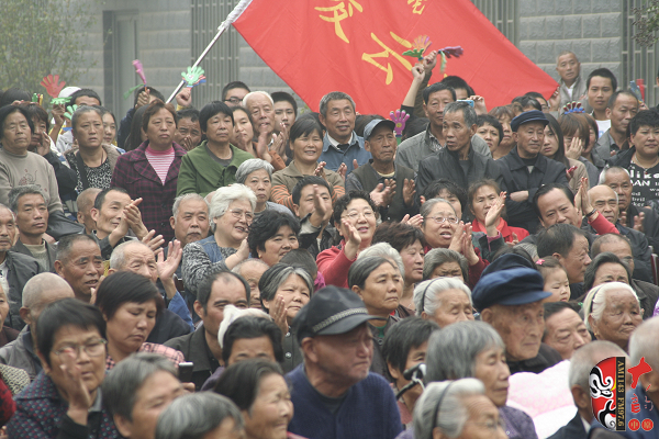 現(xiàn)場不但有敬老院的老人們，還擠滿了鄭州市的很多戲迷朋友