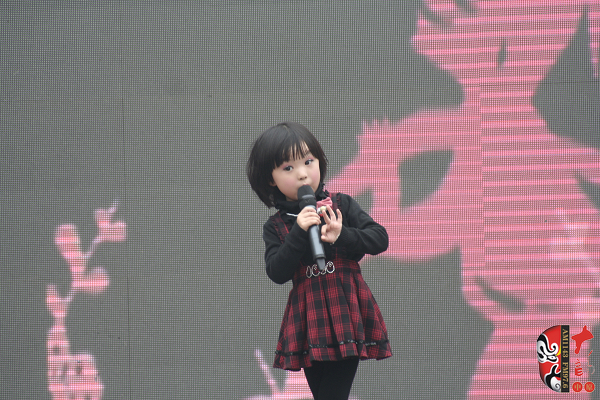 河南電視臺《梨園春》明星小擂主、河南軒逸少兒藝術(shù)培訓(xùn)中心張楚怡演唱豫劇《抬花轎》選段“從今后不當(dāng)那老