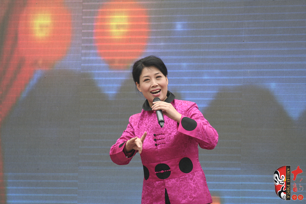 著名曲劇表演藝術(shù)家、中國戲劇梅花獎(jiǎng)獲得者方素珍演唱曲劇《風(fēng)雪配》選段“今日是我出閨的前一天晚上”