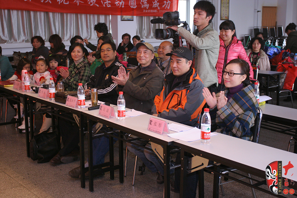 評委（左起）：河南電臺戲曲廣播《票友排行榜》河南十大名票黃立群、陜西戲曲廣播資深音樂編輯焦詠、著名黃