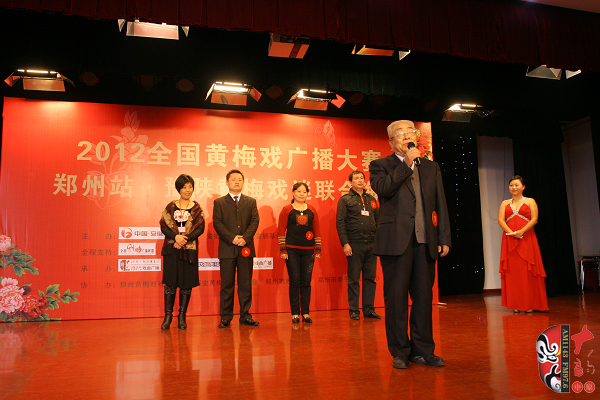 選手五人一組上臺表演，臺上為第一組選手