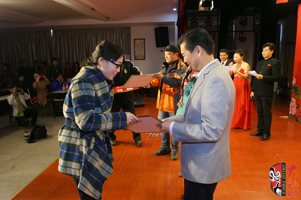 河南電臺戲曲廣播副總監(jiān)張彤、安徽戲曲廣播副總監(jiān)汪源、陜西戲曲廣播資深音樂編輯焦詠為晉級選手頒發(fā)晉級牌