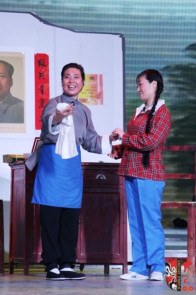 第三場，河南電臺戲曲廣播總監(jiān)木子（左）飾栓保娘，《梨園星秀場》《有你就有戲》主持人媛媛（右）飾銀環(huán)