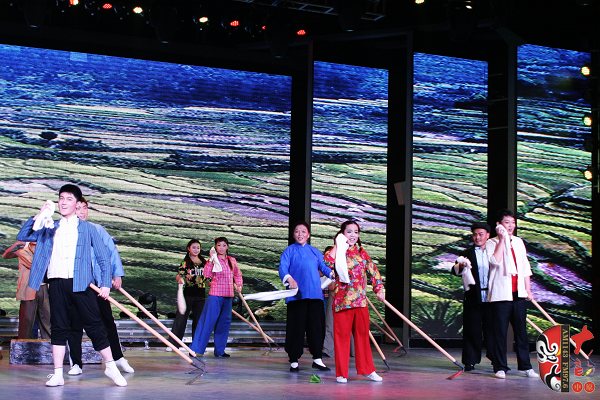 群眾勞動場面，劇中演員包含票友、專業(yè)演員、戲迷