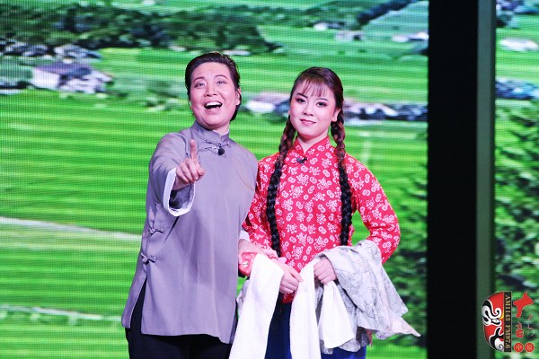 第九場，河南電臺戲曲廣播總監(jiān)木子（左）飾栓保娘，素雅青年豫劇團劉帥毅（右）飾銀環(huán)