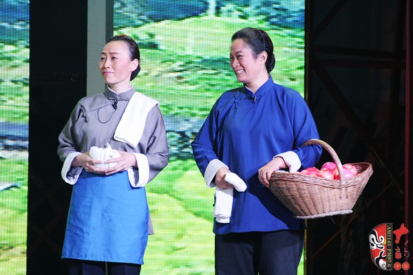 第七場，河南電臺戲曲廣播副總監(jiān)、中國播音主持金話筒獎獲得者張彤（左）飾栓保娘