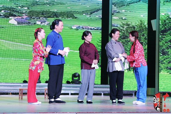 著名戲曲節(jié)目主持人、河南電臺戲曲廣播當家小生月陽（左二）反串飾演二大娘