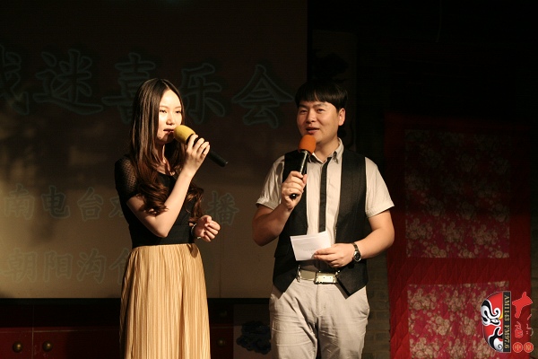 主持人：河南電臺(tái)戲曲廣播《越學(xué)越開(kāi)心》主持人張琳，著名戲曲節(jié)目主持人、戲曲廣播當(dāng)家小生月陽(yáng)