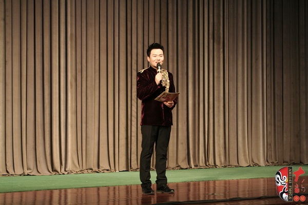 主持人：著名戲曲節(jié)目主持人、河南電臺戲曲廣播“當(dāng)家小生”月陽