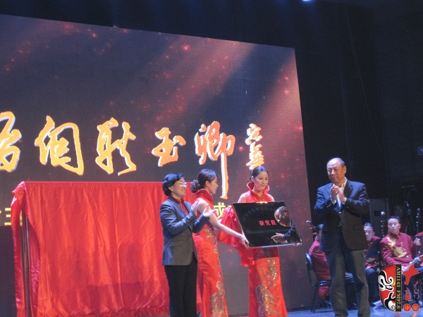 省委組織部副部長、人力資源和社會保障廳廳長楊盛道，省文化廳廳長楊麗萍為玉卿戲曲音樂藝術(shù)研究院揭牌