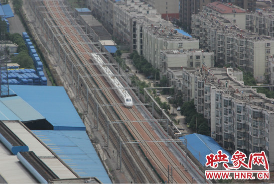 4日上午8點10分，隨著一聲汽笛長鳴，一列“子彈頭”列車緩緩駛出鄭州車站。