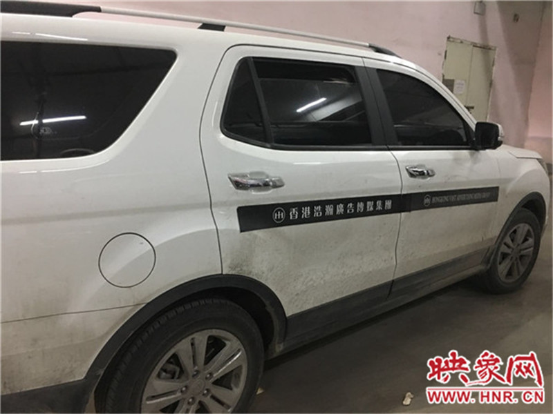 車(chē)身上按要求貼著廣告。