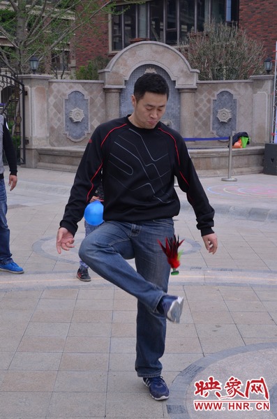 說是比賽，其實(shí)就是活力的釋放，就是開心的海洋，丟沙包、踢毽子、三人四足、滾鐵環(huán)等項(xiàng)目