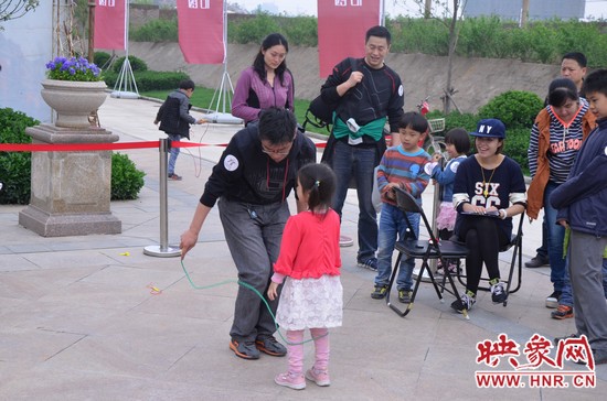 當(dāng)然啦，也有小天使現(xiàn)場跟爸比罷工的，就是不跳，弄的爸爸也哭笑不得。