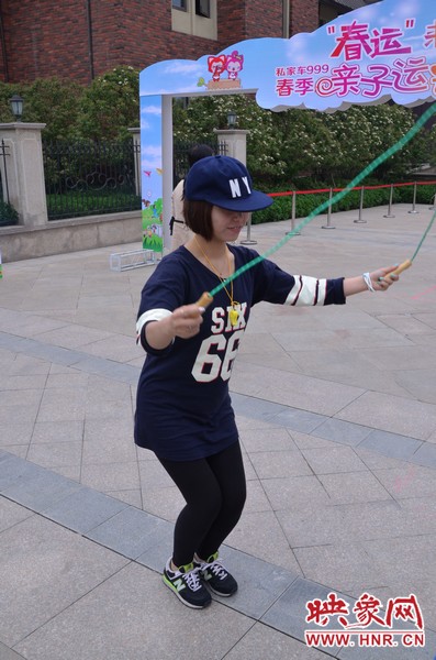 小麥也是現(xiàn)場玩起了跳繩，技術(shù)不錯(cuò)嘛！