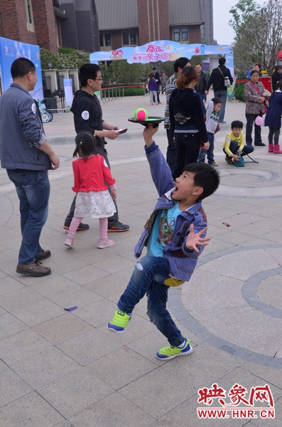 小弟弟，你玩?zhèn)€托球不用這么夸張吧，哈哈！