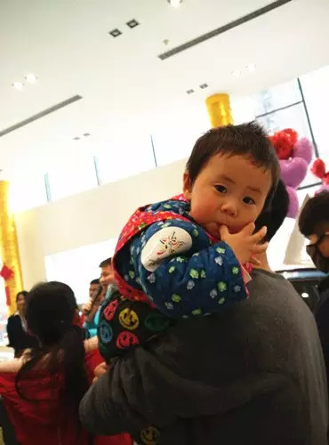 小朋友雖然你骨骼清奇，但是米、油你照樣拎不動(dòng)啊，還是乖乖的油卡拿好吧。