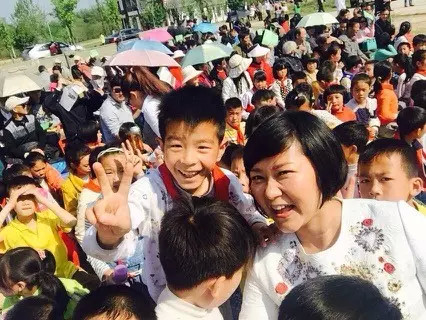 現(xiàn)場看來，陶真姐姐更是倍受孩子們的歡迎！