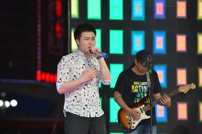 首先出場(chǎng)的是主播佳雨，一首《李白》，瞬間將現(xiàn)場(chǎng)的火熱氣氛點(diǎn)著。