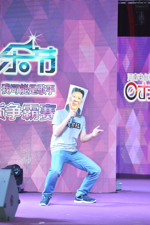 不過(guò)隨后的阿強(qiáng)老師現(xiàn)場(chǎng)傳授RAP教程，同樣不遜于老楊呢?。? complete=