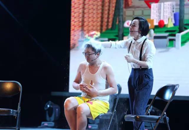 隨后一秒鐘，畫(huà)風(fēng)突變，楊奕遭夢(mèng)茹慘虐！