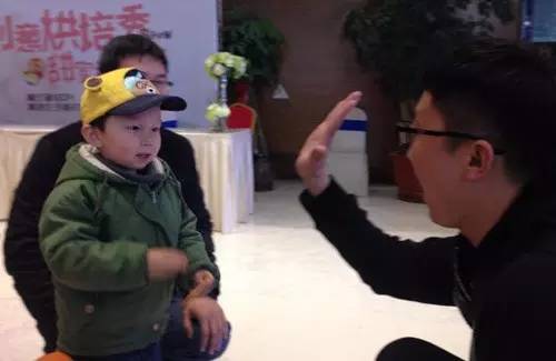 老楊你真心的是童心未泯啊，來，跟叔叔Give Me Five！