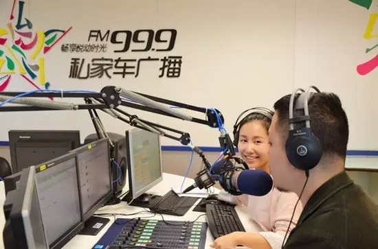 美女嘉賓來做客直播間，麥姐看莫非的眼神，嘖嘖，愛一個人是什么感覺？