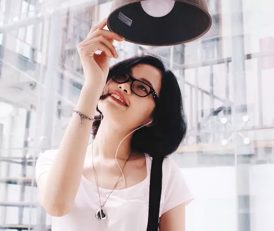 當(dāng)然，怎么能少的了美女出鏡？