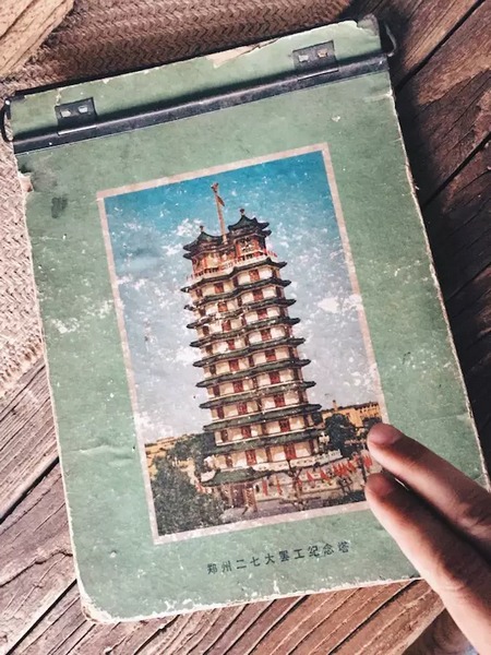 我們撫摸著鄭州的歷史，從中了解它的厚度。